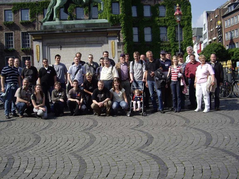 Gruppenfoto D�sseldorf Rathaus vor dem Jan-Wellem-Denkmal (Bild von G,M�ller). Knieend v.l.n.r.: Mil&euro;s66, schlauchen, magpie, hadibe, Luise, taucher, sarah, rosa-ro-se. Stehend v.l.n.r.: Helge, BlueJay, roberdy, TurboTim, MathMurderer, haemoglobin, yli, DkL, Hangman, frahind, helloggs, speedster1712, marty44, kettenseger, grob-e, G,M�ller, Miras-Etrin, thatsme-p, Freundin von marty44, Europa28, VolkerW, lasterpaule, Nordsee, bergehbx